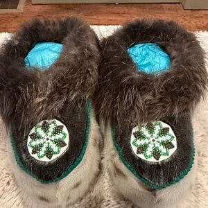 Vintage Native Alaska Fur-Trimmed moccasins with beaded Snowflake Design